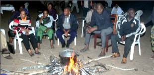 Governador de Inhambane ausculta liderança local a volta da fogueira